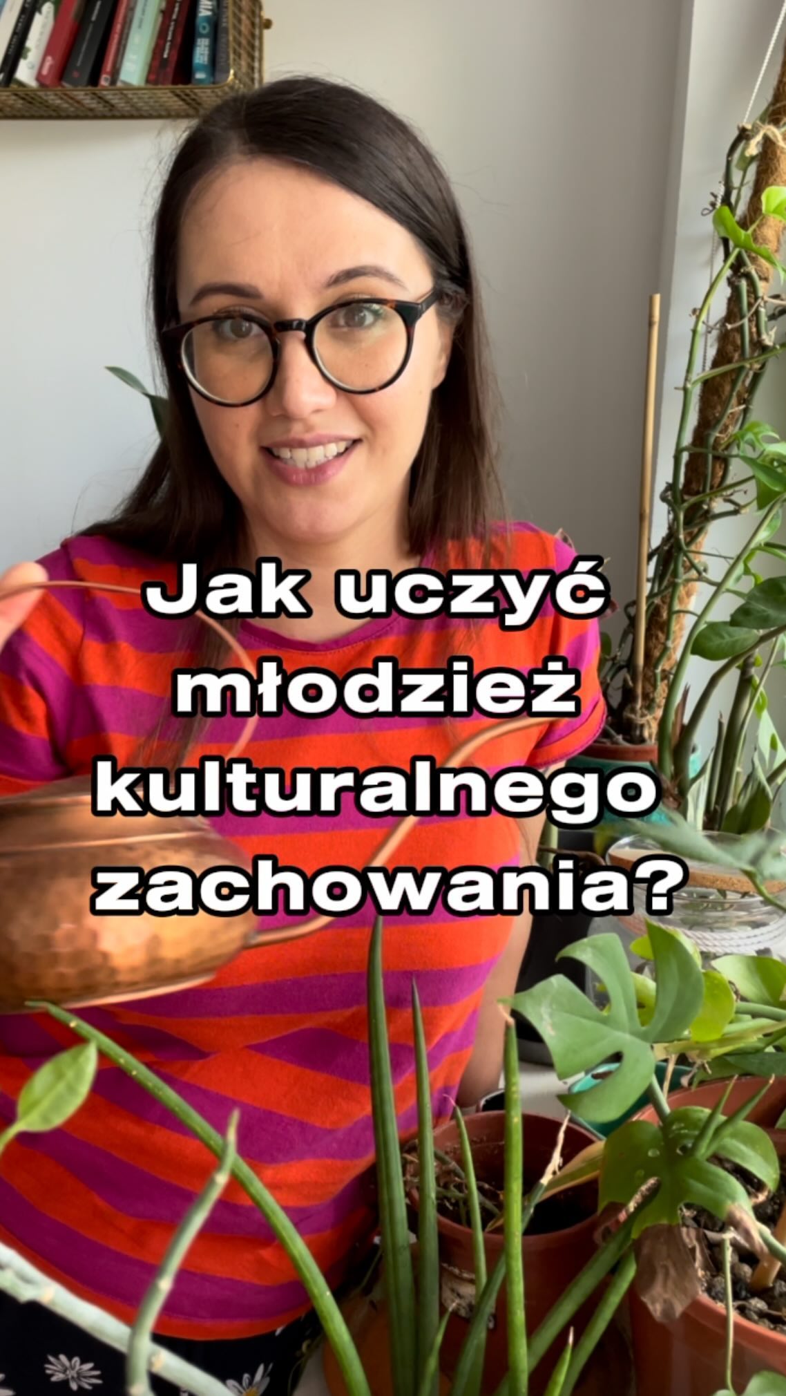 Pracując z rodzicami, często otrzymuję pytanie 
- Jak uczyć młodzież kulturalnego zachowania?
Odpowiedź nie jest krótka i zależy od wielu czynników.
Natomiast warto pamiętać, że nauka kultury osobistej to długi proces, który wymaga cierpliwości i konsekwencji.
•
Przede wszystkim warto pamiętać, że dzieci uczą się poprzez modelowanie zachowań. Co to znaczy? Obserwują, jak my dorośli radzimy sobie w różnych sytuacjach i naśladują nasze zachowania. Więc to, że zdarza nam się mówi jedno, a robić drugie, jest dla dzieci i młodzieży znaczną niespójnością.
•
Wzmacnianie pozytywnych zachowań pokazuje dzieciom i młodzieży, że doceniamy ich pracę i zaangażowanie. Każdy z nas ma różne predyspozycje. Jedni są lepsi w przedmiotach ścisłych, inni mają smykałkę humanistyczną. Wysiłek włożony w pracę nad czymś, co nie jest naszą mocną stroną, potrafi być o wiele większy.
Ta zasada znajdzie odniesienie w wielu dziedzinach życia. Chociażby w budowaniu poczucia własnej wartości, kiedy to dzieci i młodzież będą potrafiły doceniać samych siebie.
•
Ustalenie jasnych i spójnych zasad pomoże budować zdrowe relacje rodzinne. Dziecko wie, czego od niego oczekujesz. Wyznaczenie konkretnych granic pomaga również w budowaniu poczucia bezpieczeństwa.
•
rozwój • rodzicielstwo • młodzież • dorastanie • nastolatki 

•
#rozwój #rodzicielstwo #nastolatki #dorastajacedzieci #mlodziez #pomoc #psychologiarozwojowa #dlarodziców