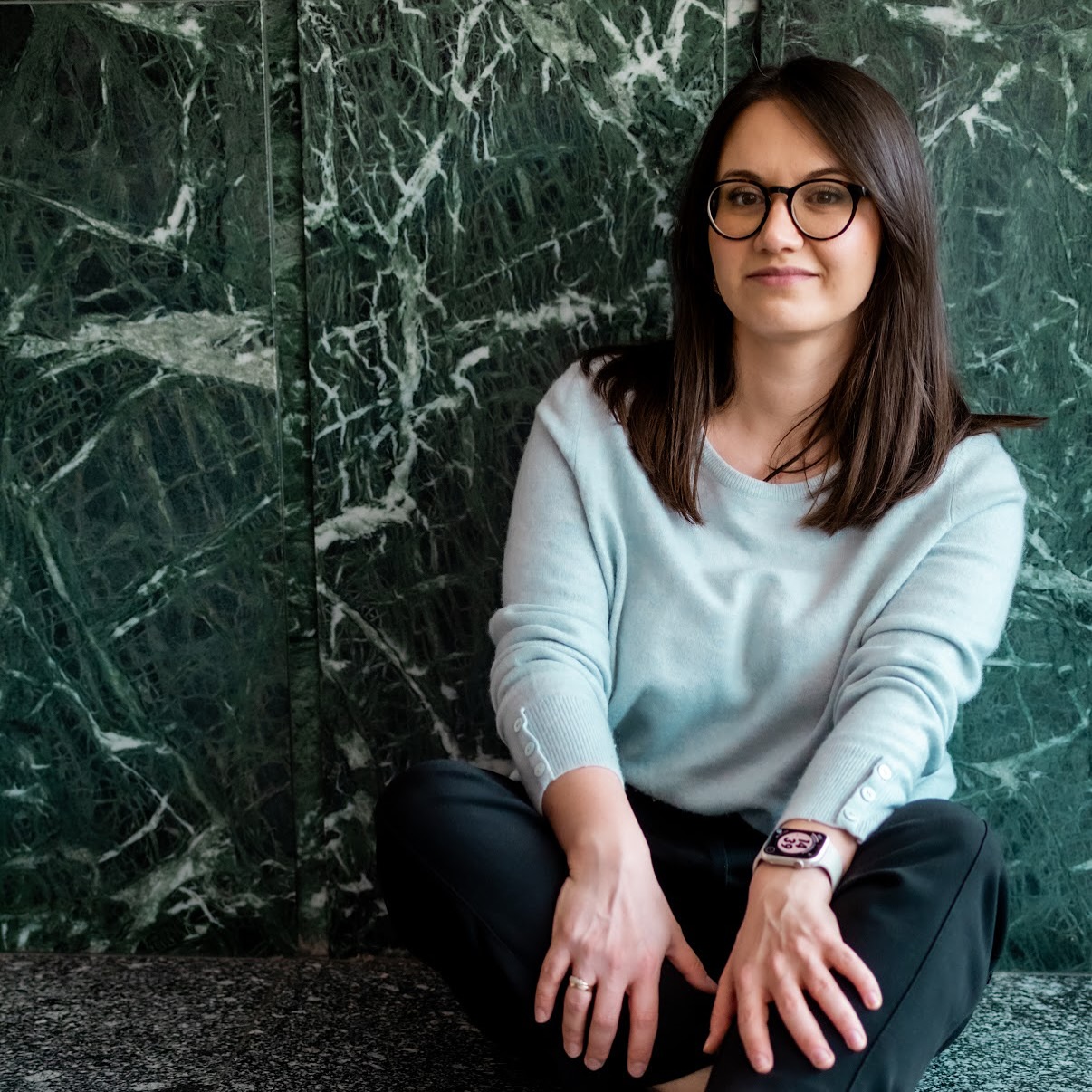 Pamiętam, jak rok temu zadzwoniła do mnie nauczycielka tuż przed zakończeniem roku.
Trochę zdyszana, trochę zmęczona.
Powiedziała:
„Wiem, że to już końcówka, ale… czuję, że uczniom to teraz bardzo potrzebne. Damy radę coś zorganizować?”

Dałyśmy. I to był jeden z piękniejszych warsztatów, jakie miałam przyjemność poprowadzić.
Bo czasem właśnie te „na ostatnią chwilę” okazują się najbardziej potrzebne.

Dlatego dziś piszę, bo zostało mi jeszcze kilka wolnych terminów w czerwcu.
Jeśli czujesz, że Twoim uczniom przyda się zatrzymanie, rozmowa, oddech – jestem.

A jeśli już myślisz o wrześniu – do końca czerwca obowiązuje zniżka -15% na warsztaty na nowy rok szkolny.

Budżet ograniczony?
Wiem, jak to wygląda od środka.
Ty mówisz, ile możesz – ja podpowiem, co sensownego da się w tej kwocie zrobić.

Po każdym warsztacie zostawiam też krótki raport – kilka słów o tym, co się wydarzyło, jakie były nastroje, na co warto zwrócić uwagę dalej.
Żeby nie kończyło się na jednym spotkaniu.

Jeśli to z Tobą rezonuje – pisz.
Zobaczymy, co razem stworzymy.

Dla młodych. Z uważnością.

Fot. @parakovska 

#warsztatywszkole #emocje #relacje #zdrowiepsychiczne #ostatniemiejsca #edukacjawszkole #wrzesień2025