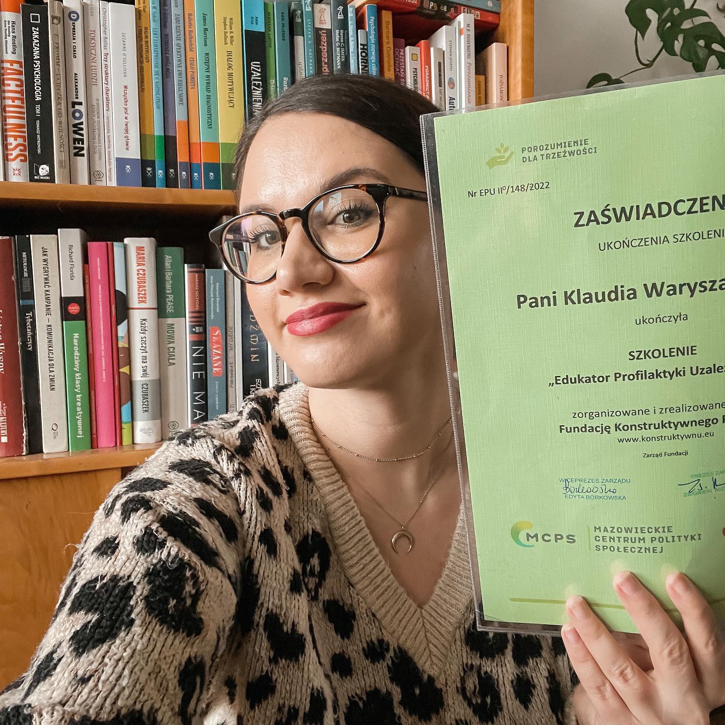 Z opóźnieniem ale jest! Zaliczyłam drugi stopień szkolenia na edukatorkę profilaktyki uzależnień. Jak poprzednio, najbardziej atrakcyjnym dla mnie punktem był trening psychologiczny oraz staż w Ośrodku Rehabilitacji Uzależnień i Podwójnej Diagnozy dla Młodzieży w Otwocku. A skąd pomysł, aby obrać ten kierunek? Całkowity przypadek. Natomiast ten zbieg okoliczności bardzo zmienił moje życie. Otworzył oczy i pomógł podjąć działanie, zarówno w sferze zawodowej, jak i prywatnej.

Ps. Od lutego wracam do pracy 🙃

#profilaktyka #profilaktykauzależnień #uzależnienia #psychoedukacja #psychoedukacjamłodzieży #dbajodobrostan #dobrostan #szkolenialublin #warsztatylublin
